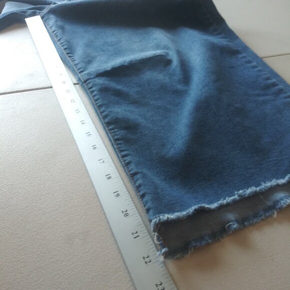 Logo by Lori Goldstein women's size 12P Taper Capri Jeans - Picture 11 of 16